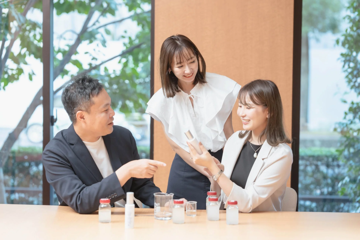 製品について話し合う様子