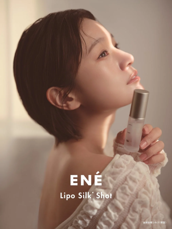 女性がENÉ Lipo Silk Shotボトルを持つ