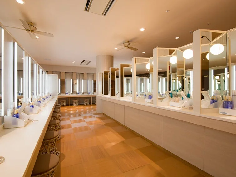 広々としたパウダールームに並ぶ化粧台