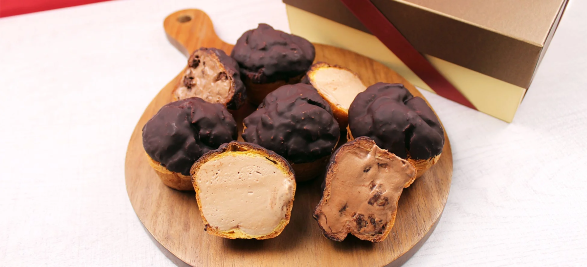 チョコレートがたっぷりかかったシュークリームの画像