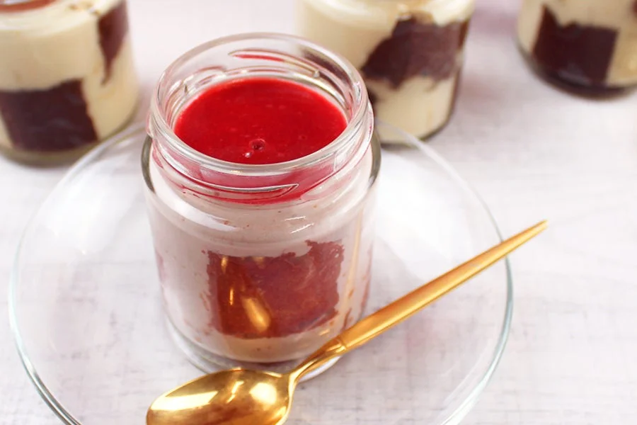 ガラス瓶に入った層状のデザートの画像