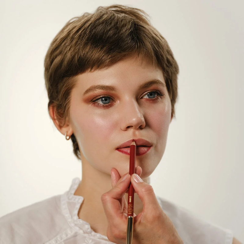 リップライナーで唇を縁取る女性