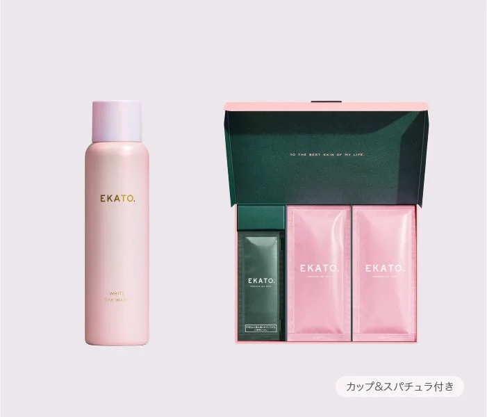 EKATOのスキンケア製品セットが写っています。ピンクのボトルと、緑とピンクのパッケージが入ったギフトボックスが含まれ、「TO THE BEST SKIN OF MY LIFE.」というメッセージとカップ＆スパチュラが付属しています。