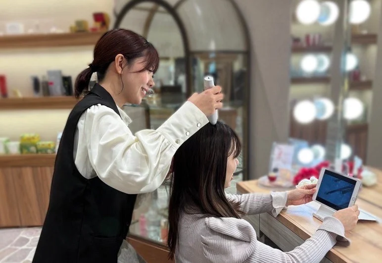 美容サロンでの頭皮ケアの様子