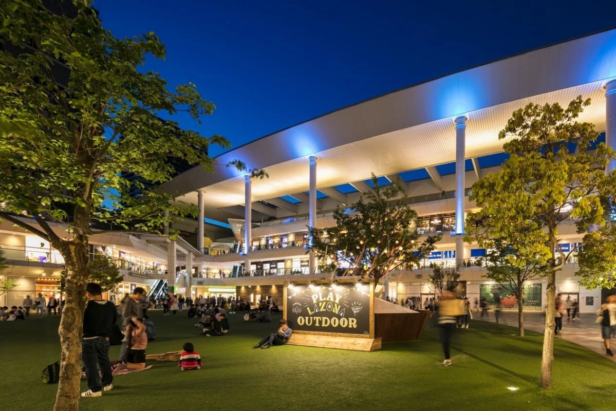 夜のショッピングモール広場