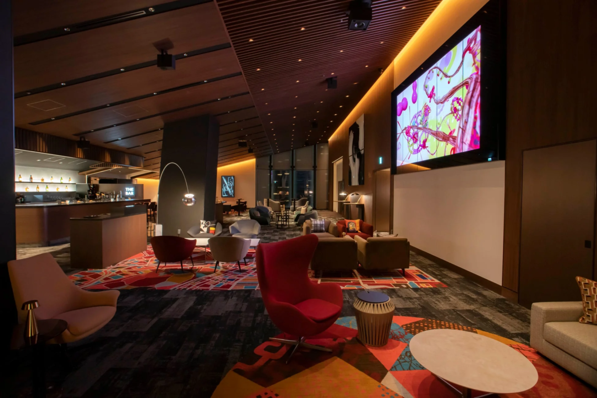 スタイリッシュなバーラウンジ