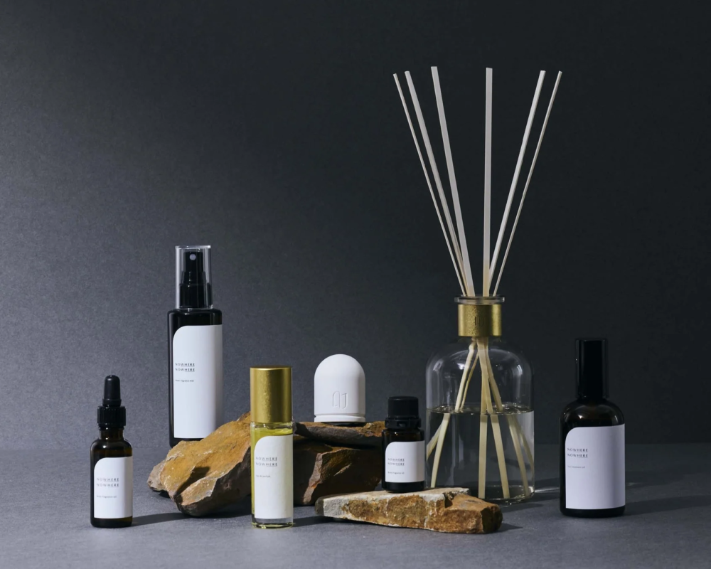 フレグランス、アロマ、ディフューザー、ルームフレグランス、香水、ボディオイル、スキンケア、ボディケア、化粧品、プロダクト、ミニマル、モダン、ダーク、ライフスタイル、インテリア、岩、自然