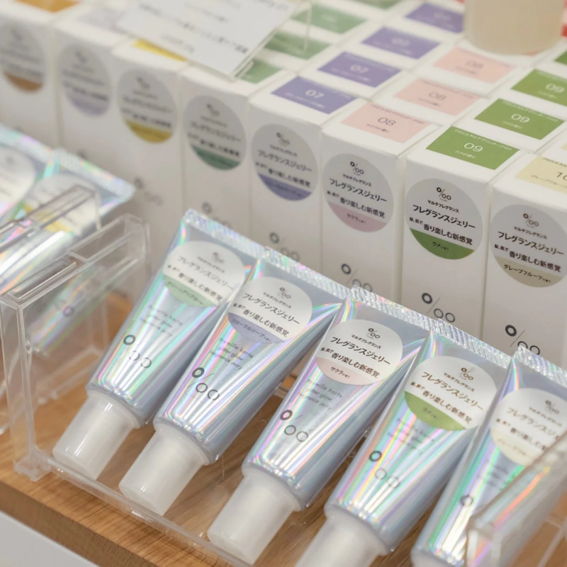 店頭の棚に並べられたフレグランスジェリー