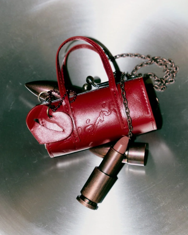 赤いミニハンドバッグと弾丸型口紅