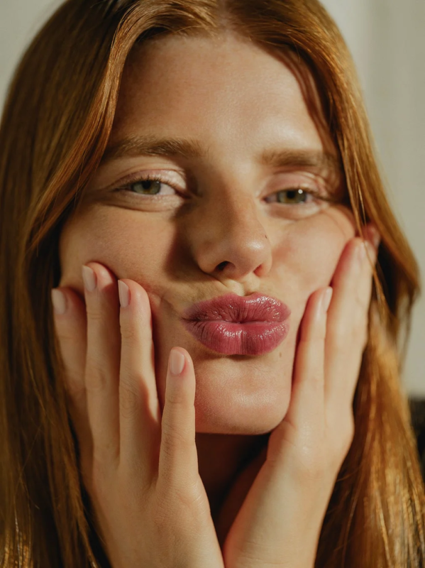 キス顔の女性のポートレート