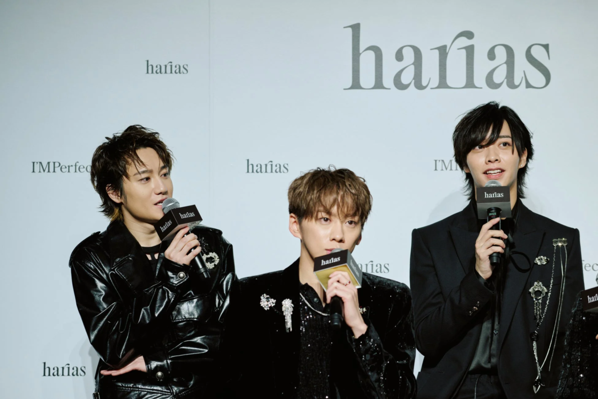 イベントでマイクを持つIMP.のメンバー