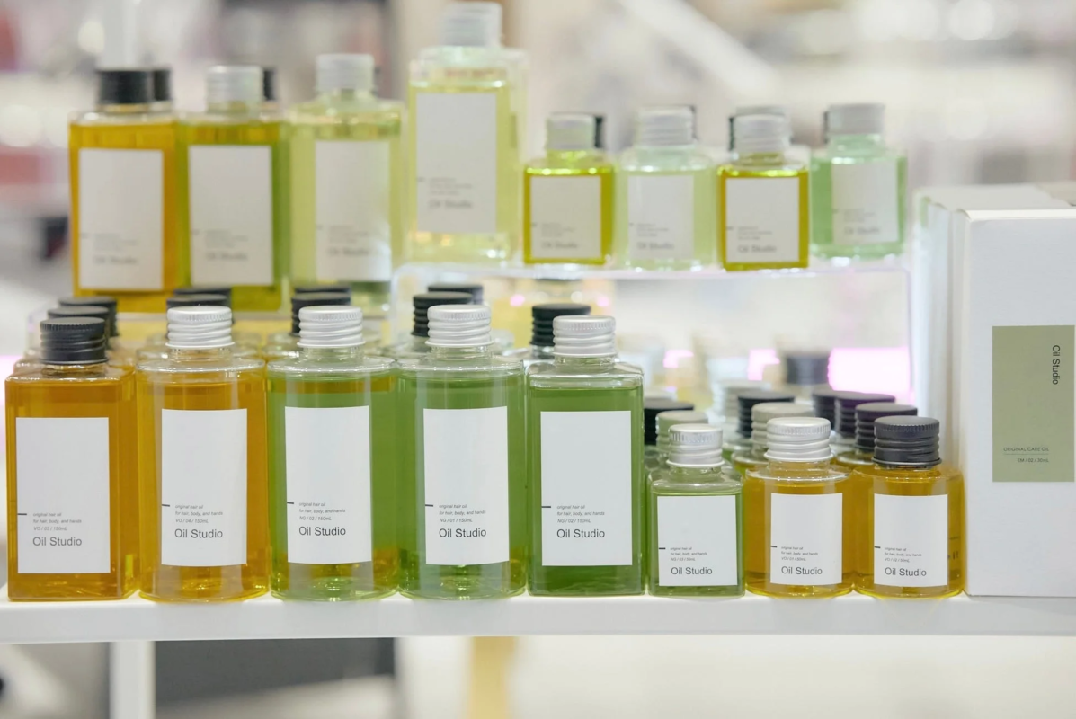 Oil Studioのヘアオイルやボディオイルが陳列された棚