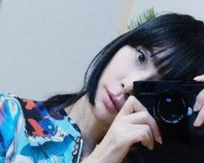 カメラを持つ女性の自撮り写真