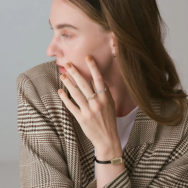 リングと時計を着用した女性