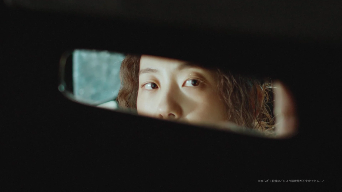 バックミラー越しの女性の顔