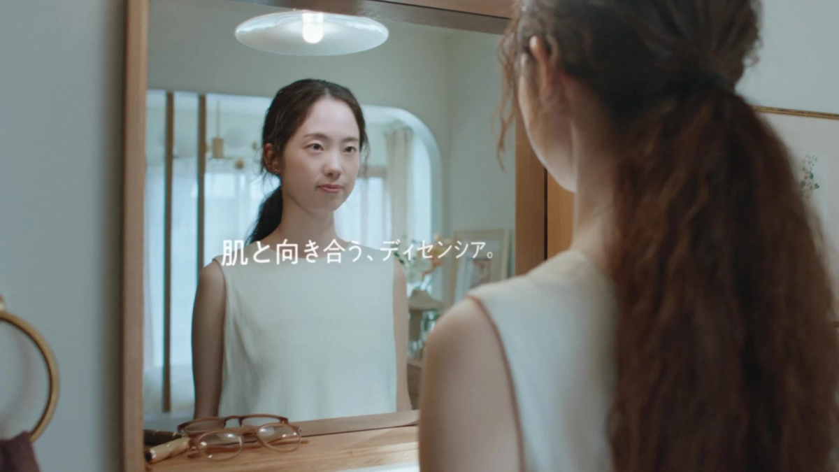 鏡越しに肌と向き合う女性