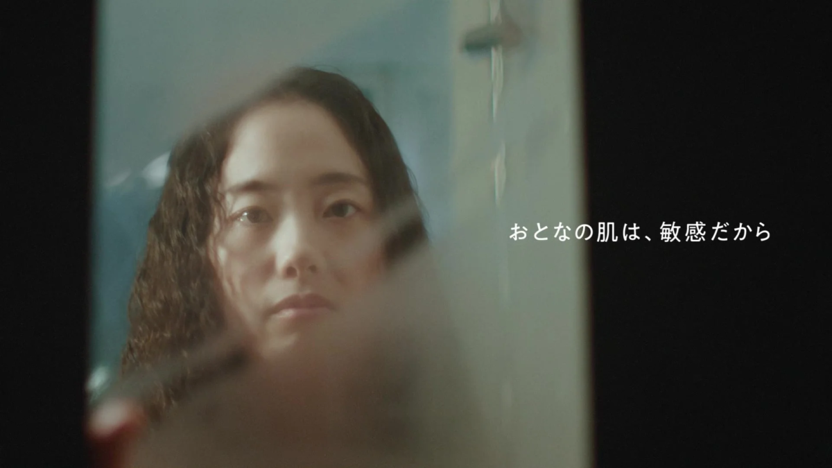 鏡に映る女性とメッセージ