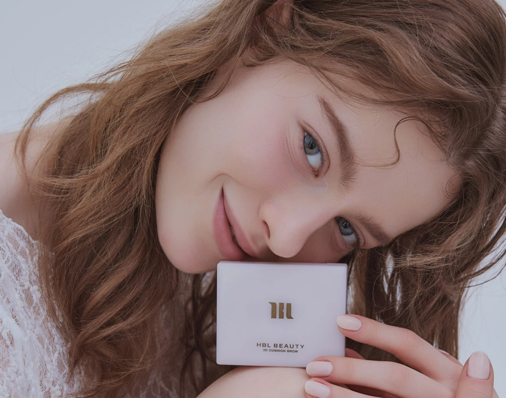 モデルと3Dクッションブロウ