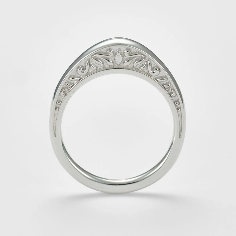 繊細な彫刻が施されたシルバーリング
