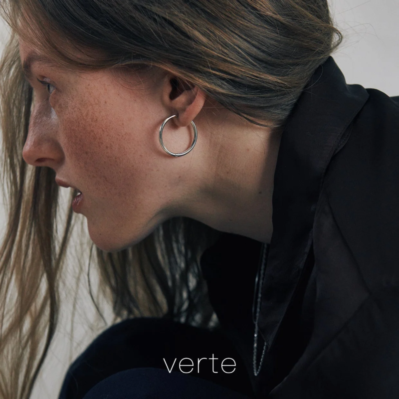 シンプルなフープピアスを着用した女性の横顔