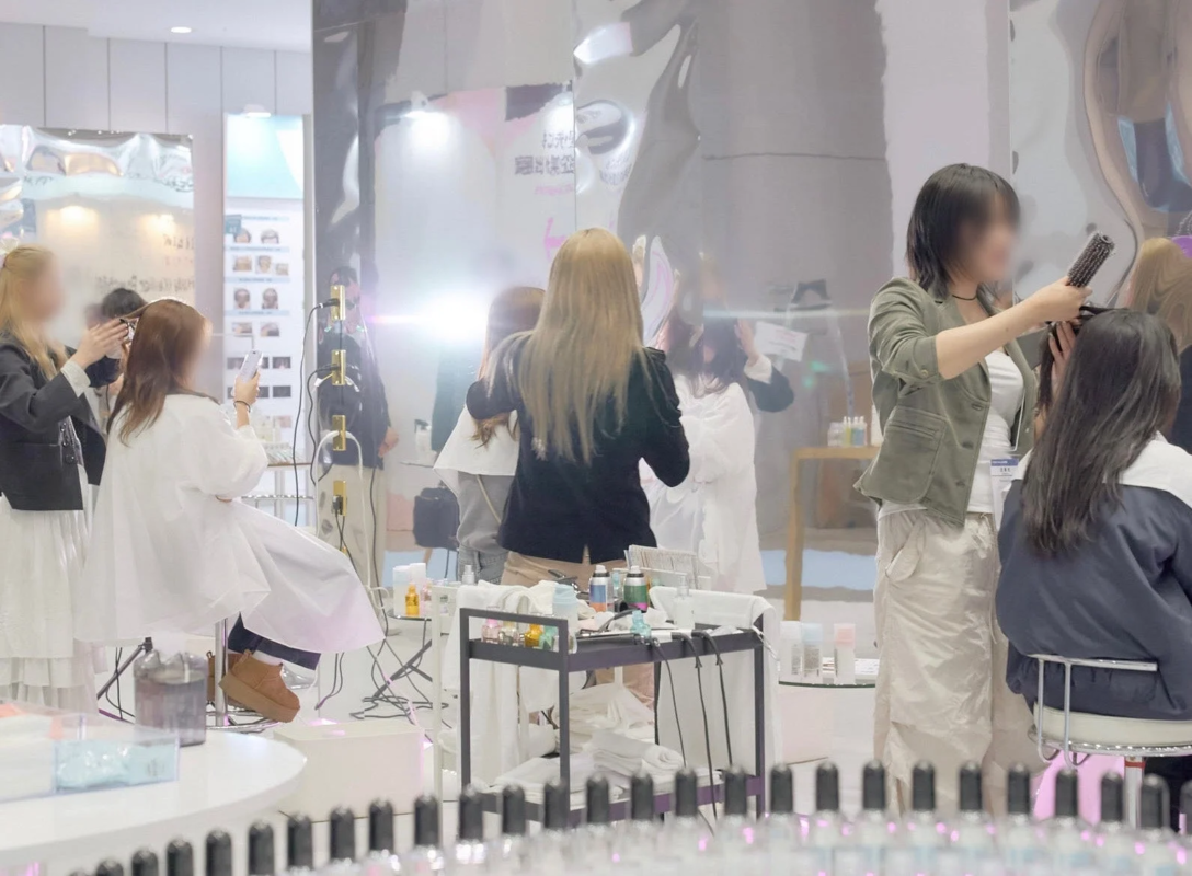 美容製品のデモンストレーションを受けている複数の女性