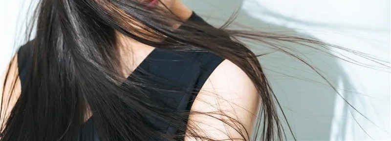 髪の女性の後ろ姿