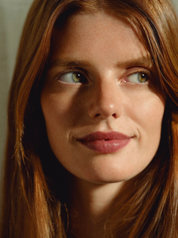 赤毛と緑色の目の女性のポートレート