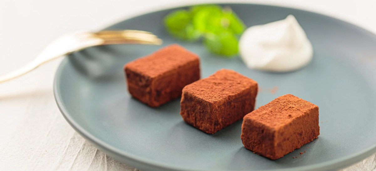 カカオパウダーがまぶされた生チョコレートの画像