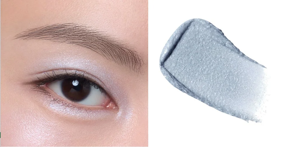 女性の目元とシルバーまたは薄いブルー系のアイシャドウのスウォッチ