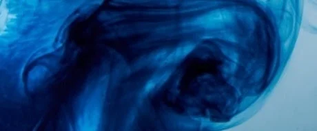 深い青色の液体