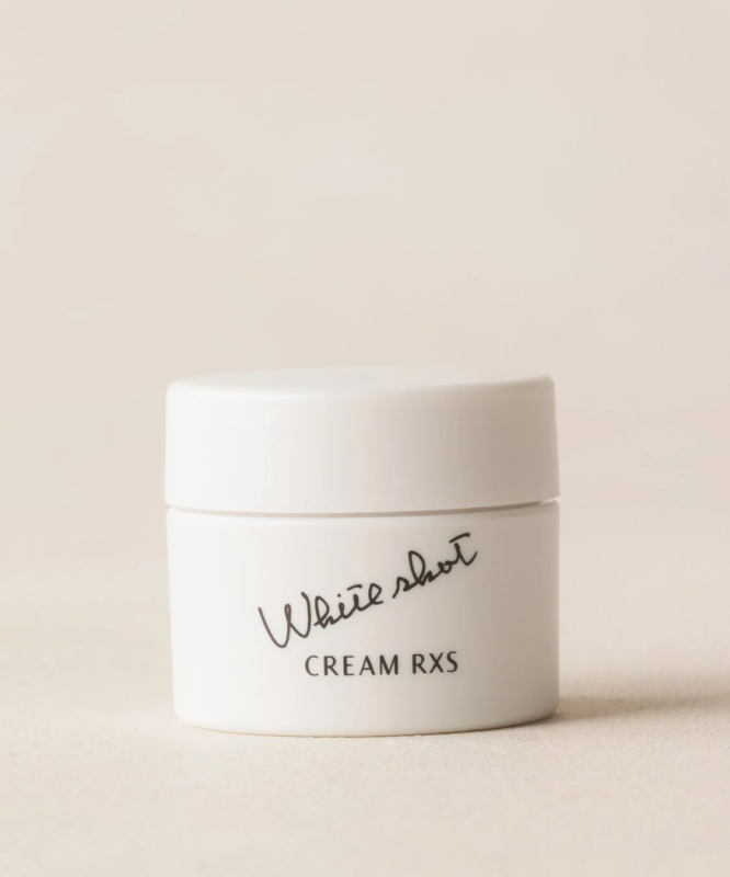 白いジャー入りの化粧品クリーム