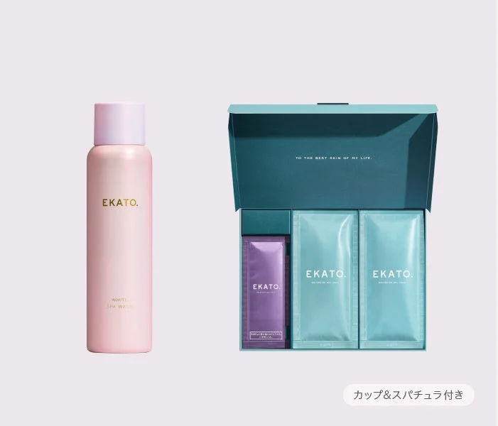 ピンクのボトルに入った洗顔料と、青い箱に収められたジェルパックのセットが写っています。箱の蓋には「TO THE BEST SKIN OF MY LIFE.」と書かれ、カップとスパチュラも付属しているようです。