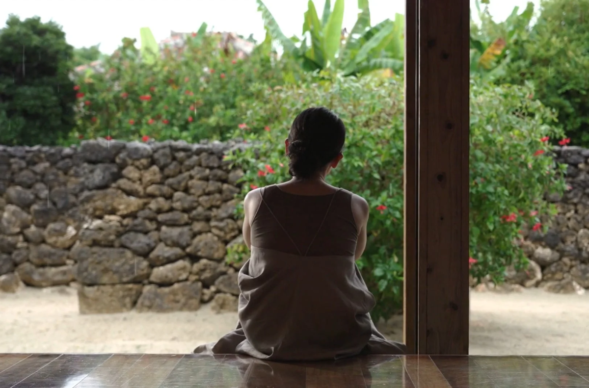 女性の後ろ姿、庭、リラックス