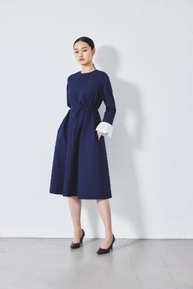 ネイビーのワンピースを着用した女性