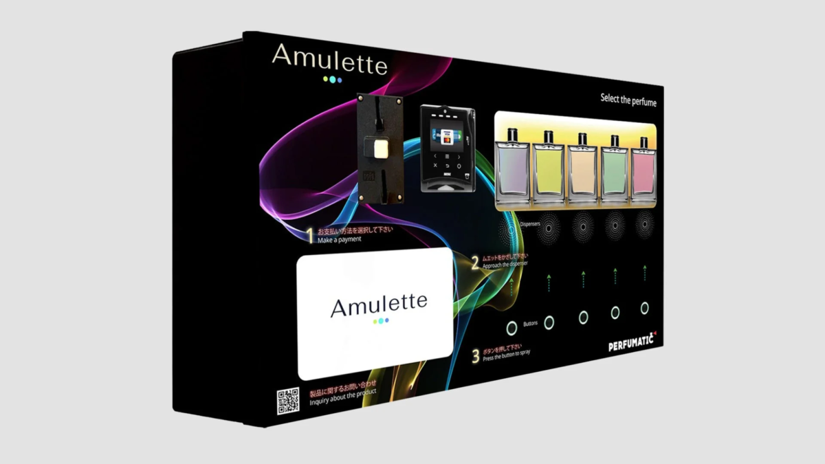 Amuletteブランドの自動香水ディスペンサーの案内画像です。カラフルな香水ボトルが並び、支払いから香水を選ぶまでの3ステップの操作方法が説明されています。PERFUMATICのロゴも確認できます。