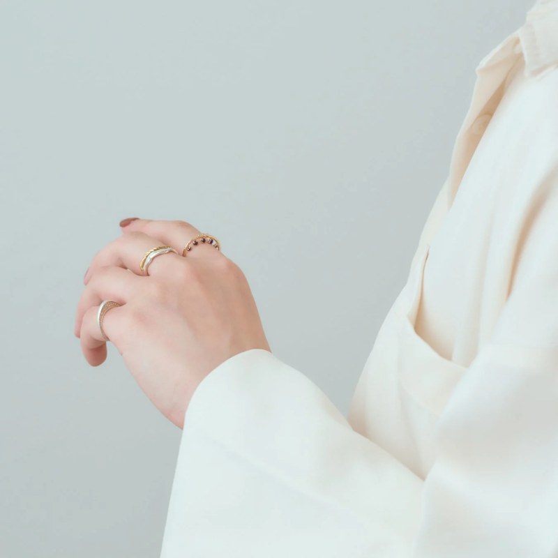 リングを重ね着けした手元