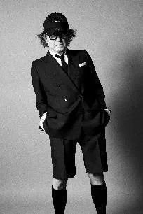 個性的なファッションの男性のモノクロ写真