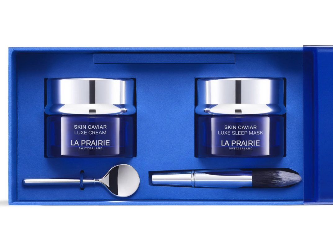 青いギフトボックスに収められたラプレリーの高級スキンケアセット。