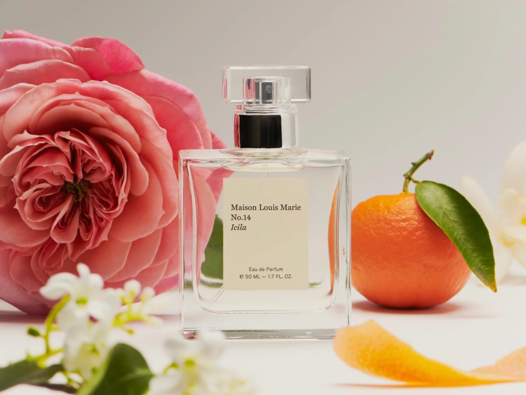 Maison Louis Marieの香水瓶と花