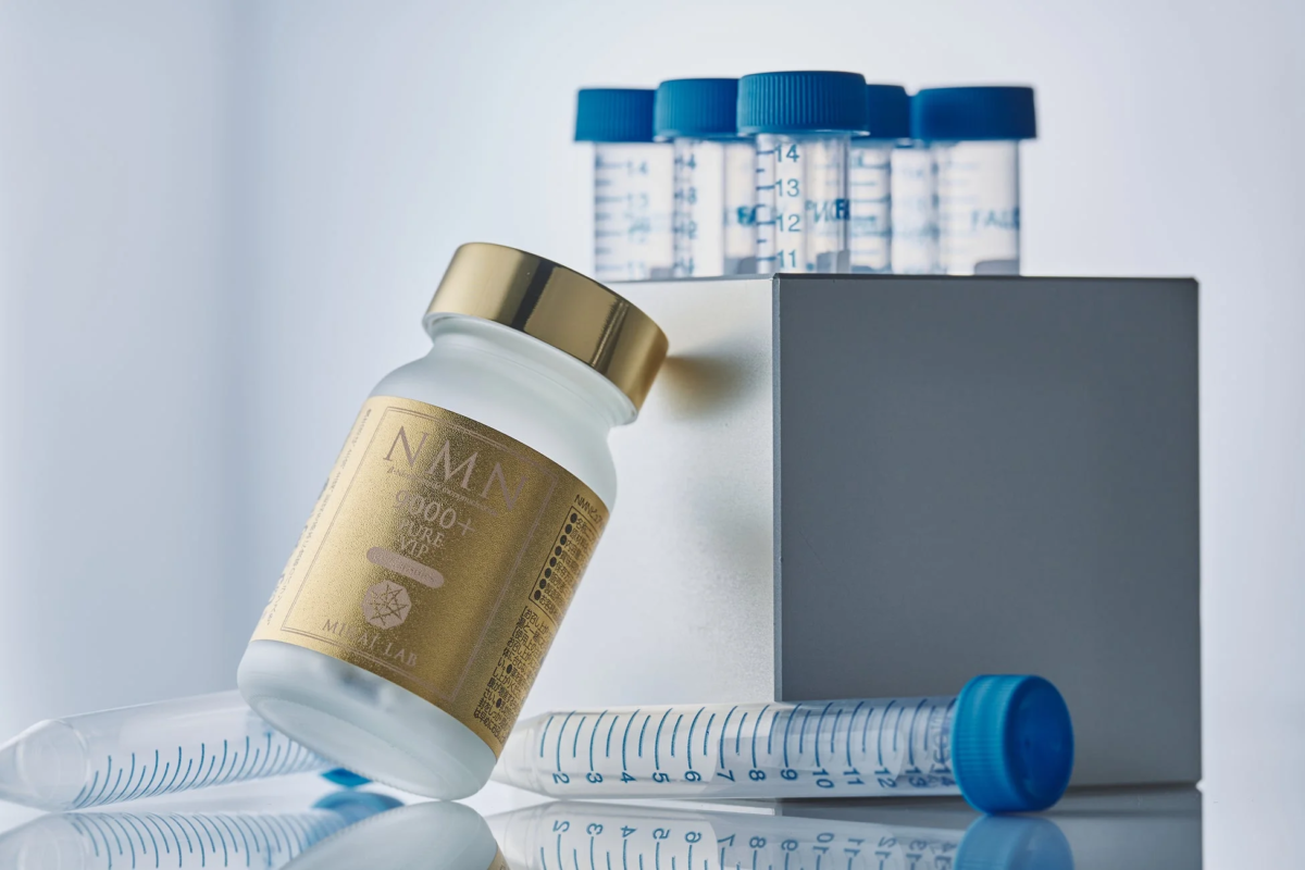 NMNサプリメントのボトルと複数の試験管が並べられた画像