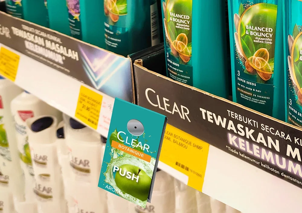 小売店の陳列棚に並ぶシャンプーとアロマテスター