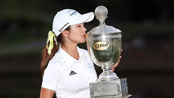 優勝トロフィーにキスをするアン・シネ氏