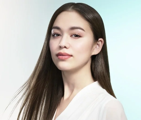 ストレートヘアの女性