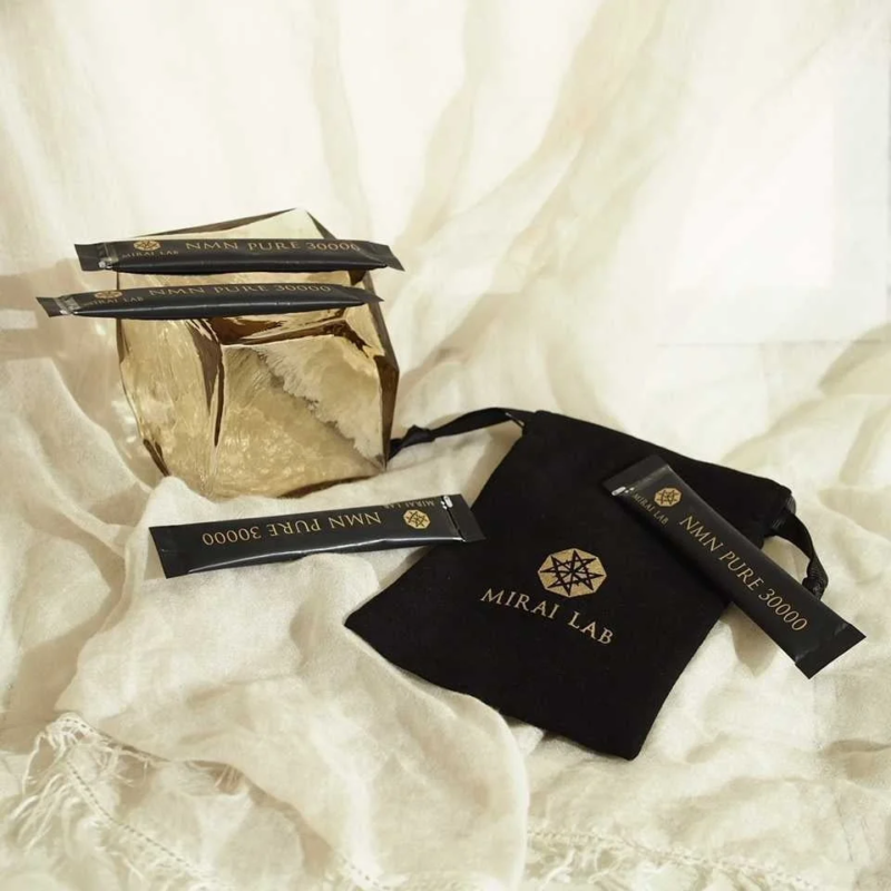 MIRAI LABのNMN PURE 30000サプリメントの個包装とロゴ入り黒ポーチ