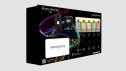 「Amulette」と「Amulette Lite」の製品パッケージまたはディスプレイを映した画像です。スタイリッシュな黒い箱に、デバイス本体と、カラフルなボトルが複数並べられています。健康関連または美容関連のスマート製品を示唆しています。