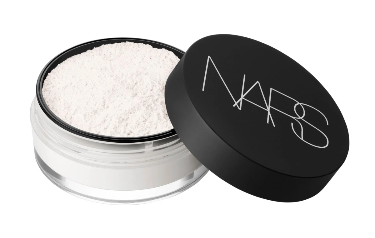 NARSのルースパウダーが写っている画像です。透明な容器に入った白い粉末状のパウダーと、ブランドロゴ「NARS」がデザインされた黒い蓋が開いた状態で置かれています。メイクアップ用品としての特徴が際立っています。