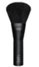 黒い柄とふわふわの毛先が特徴の化粧ブラシが、白い背景にシンプルに写っています。