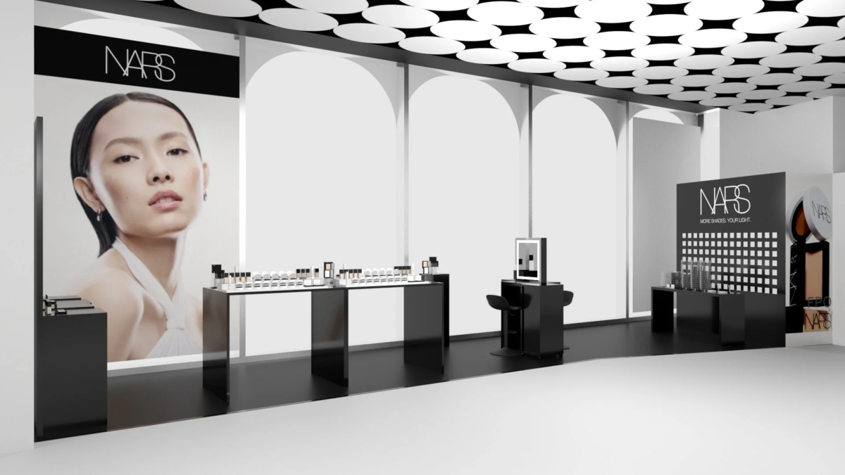 NARSの化粧品販売ブースのCGパースで、大きなモデルのポスターと商品ディスプレイ、メイクアップ用のカウンタースツールが配置されています。黒と白を基調としたモダンなデザインが特徴です。