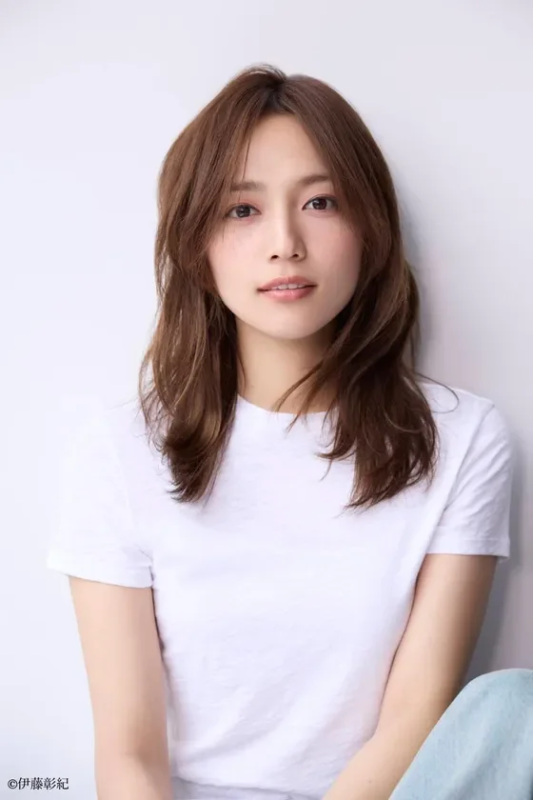 白いTシャツを着た川口春奈さんのポートレート