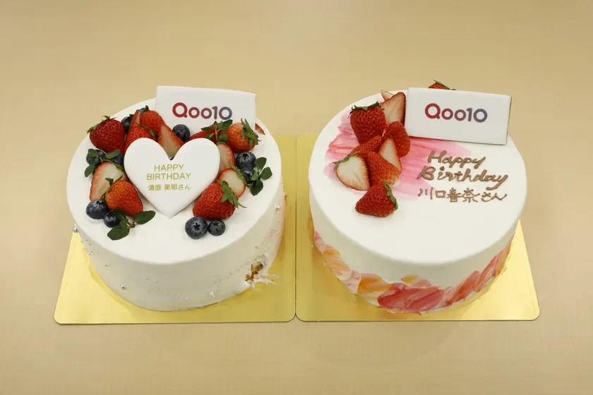 Qoo10のロゴと誕生日メッセージが書かれたケーキ